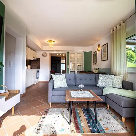 Beverly Hills Apartment *